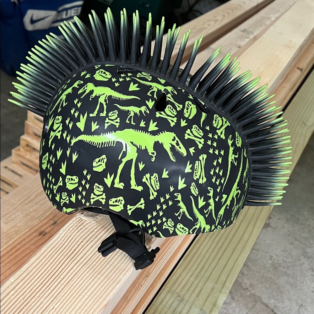 Kids Dinosaur Helmet with Spikes - Black and Green
